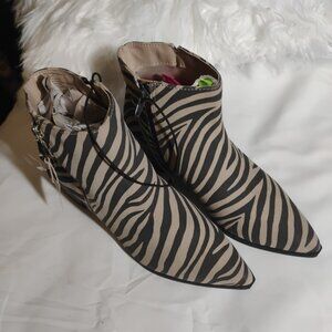 Worthington Zebra Print Ankle Boots Pointed Toe Side Zip NWT Women’s 9